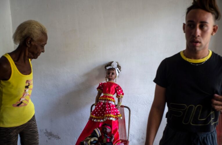 Cubanos buscan soluciones y consuelo en la santería