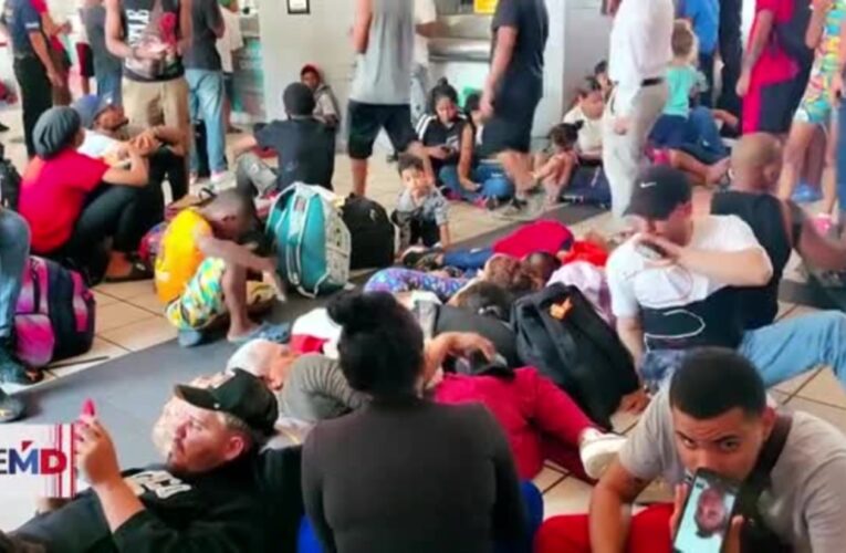 México: Miles de migrantes permanecen varados en terminales de autobuses