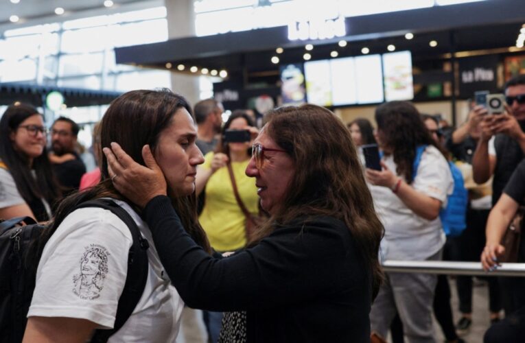 En Fotos | Cinco estadounidenses se reúnen con sus familias biológicas en Chile tras ser robados durante dictadura