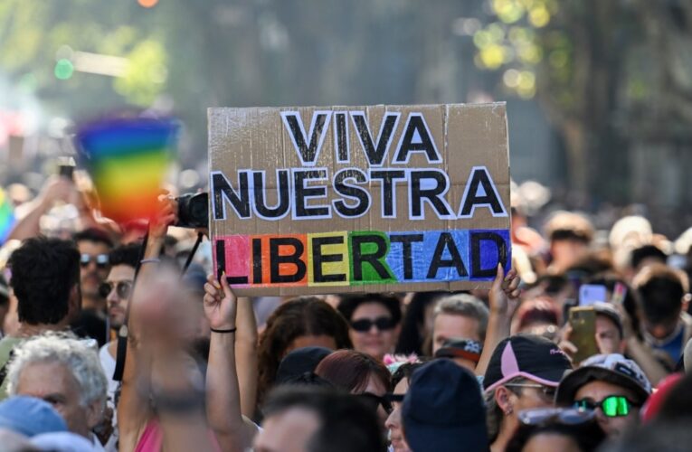 Milei prohíbe tratamientos y cirugía para cambio de género en menores de edad en Argentina