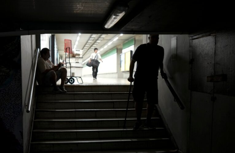 Apagón afecta a Buenos Aires en día de extremo calor y genera un caos de tráfico