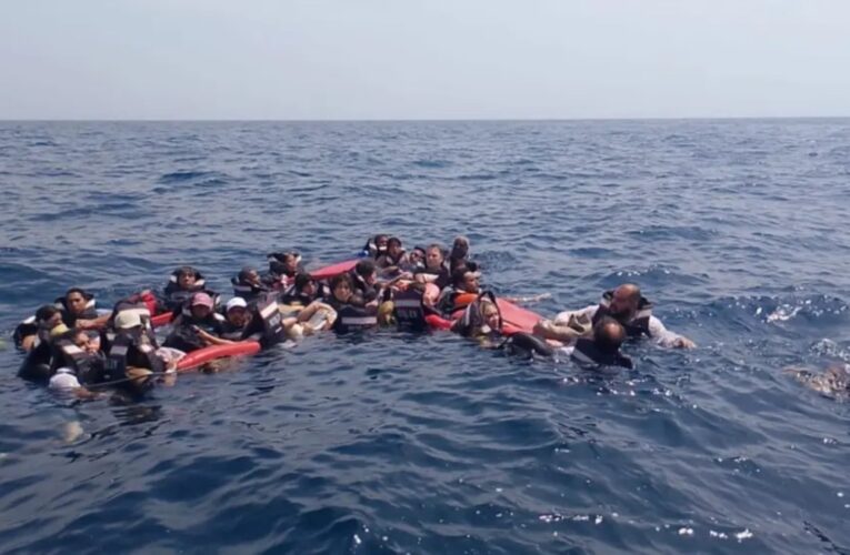 Rescatan a decenas de turistas extranjeros luego de naufragio en el Caribe colombiano