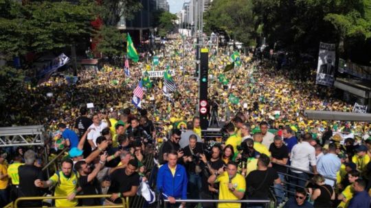 Jair Bolsonaro reunió en San Pablo a miles de brasileños para protestar contra su juicio ante la Corte Suprema