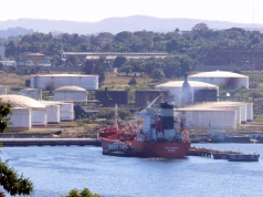 Más crisis en Cuba: incendio de gran magnitud en la refinería clave de La Habana