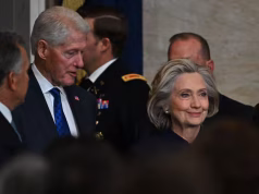 Congresistas de EE. UU. votaron para declarar a los Clinton en desacato por el caso Epstein