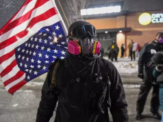 A pesar del tiroteo en Minnesota, Trump mantiene a Kristi Noem como secretaria de Seguridad