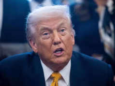 Trump fue abucheado en la visita a una fábrica de Ford y respondió haciendo “pistola”