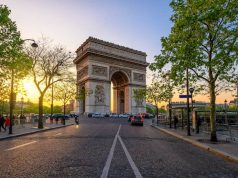 Policía de Francia responde a tiros a hombre con un cuchillo en el Arco del Triunfo