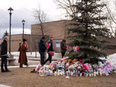 Así viven el duelo las familias tras el tiroteo escolar en Tumbler Ridge, Canadá