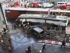 se reportan al menos ocho muertos y 20 heridos