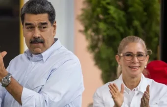 Estudiantes universitarios protestan en Venezuela contra conferencia sobre Nicolás Maduro