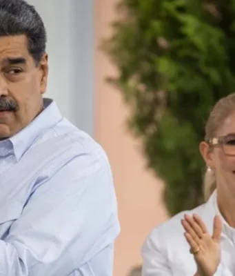 Estudiantes universitarios protestan en Venezuela contra conferencia sobre Nicolás Maduro