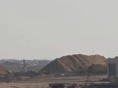 La ONU denuncia que la población de Gaza carece de zonas seguras tras el alto el fuego, mientras Israel divide el sur del enclave con una barrera