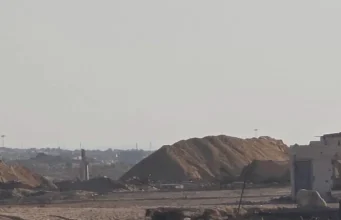 La ONU denuncia que la población de Gaza carece de zonas seguras tras el alto el fuego, mientras Israel divide el sur del enclave con una barrera