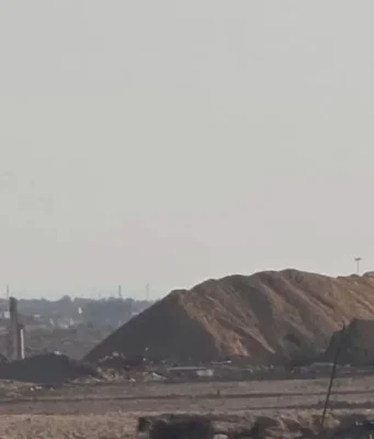 La ONU denuncia que la población de Gaza carece de zonas seguras tras el alto el fuego, mientras Israel divide el sur del enclave con una barrera