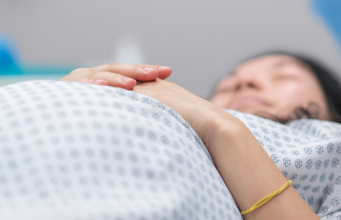 Padres biológicos del bebé que nació pese a su pedido de aborto cuentan por qué pidieron interrumpir el embarazo por vientre subrogado: ‘Anomalías’