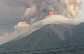evacúan aldeas por fuerte erupción del volcán de Fuego